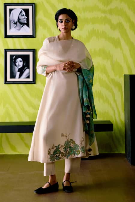 Deep Thee Ivory Floral Appliqued Kurta Set 