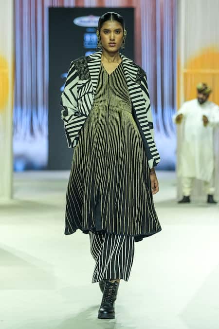 KA-Sha Black & White Handwoven Cotton Blazer 