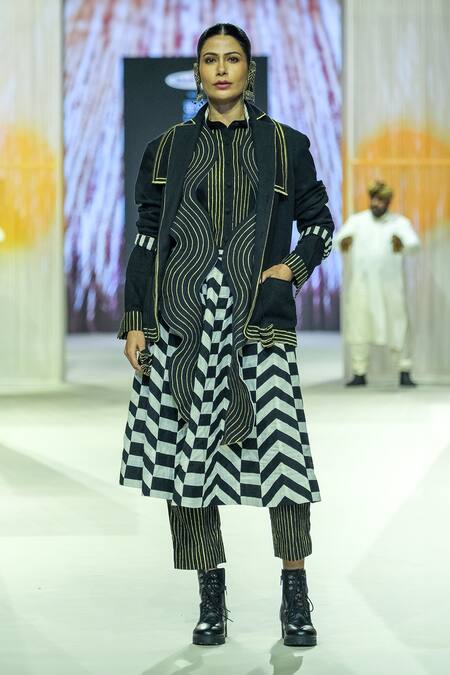 Buy_KA-Sha_Black And Gold Handwoven Scarf _Online_at_Aza_Fashions