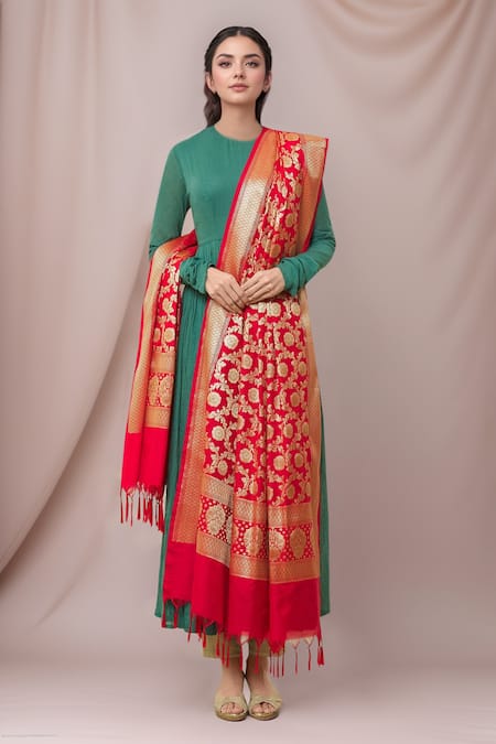 Samyukta Singhania Red Brocade Embroidery Floral Pattern Fringe Hem Dupatta 