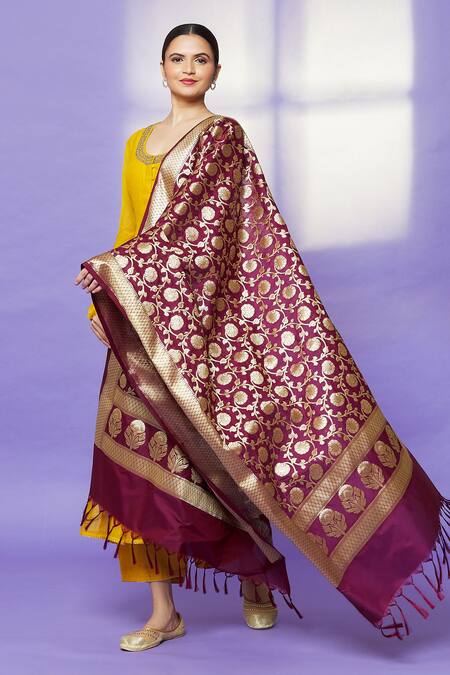 Naintara Bajaj Wine Brocade Zari, Fringe Banarasi Art Silk Floral Pattern Dupatta at Aza Fashions Naintara Bajaj_Wine Brocade Zari, Fringe Banarasi Art Silk Floral Pattern Dupatta _at_Aza_Fashions