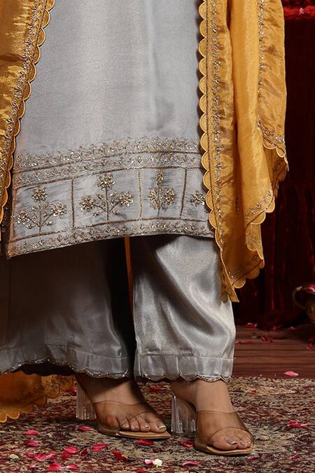 Miku Kumar_Gray Tissue, Organza Embroidery Square Neck Grey Aabha Suit Set With Dupatta _Online_at_Aza_Fashions