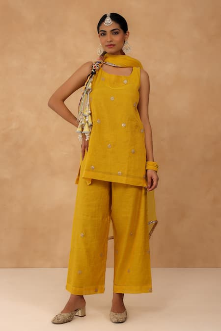 Buy Charu Makkar Mustard Chanderi, Tissue, Organza Embroidery Round Neck Kurta Set Buy_Charu Makkar_Mustard Chanderi, Tissue, Organza Embroidery Round Neck Kurta Set