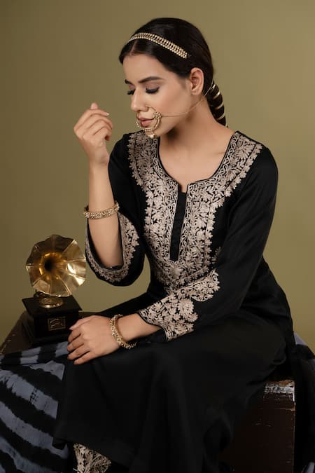 Buy_Angad Creations_Black Cotton Satin, Organza Embroidery Split V-neck Noor-e-lehr Kurta Pant Set _Online_at_Aza_Fashions