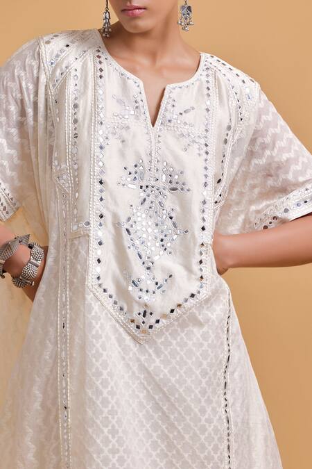 Gulabo By Abu Sandeep_Off White Cotton Embroidery V-neck Kaftan Set _at_Aza_Fashions