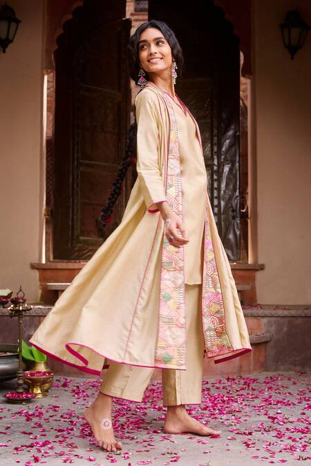 Gulabo By Abu Sandeep_Beige Chanderi Embroidery V-neck Jacket Kurta Pant Set _at_Aza_Fashions
