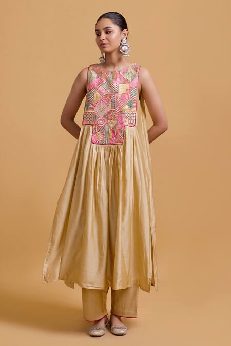 Gulabo By Abu Sandeep_Beige Chanderi Embroidery Round Neck Kurta Set _at_Aza_Fashions