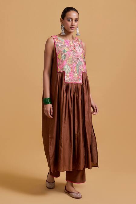 Gulabo By Abu Sandeep_Brown Chanderi Embroidery Round Neck Kurta Set _Online_at_Aza_Fashions