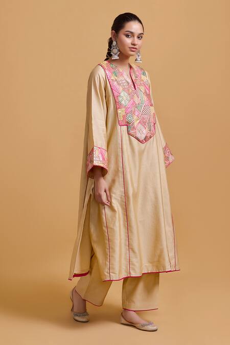 Gulabo By Abu Sandeep_Beige Chanderi Embroidery V-neck Kurta Pant Set _Online_at_Aza_Fashions