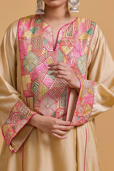 Gulabo By Abu Sandeep_Beige Chanderi Embroidery V-neck Kurta Pant Set _at_Aza_Fashions