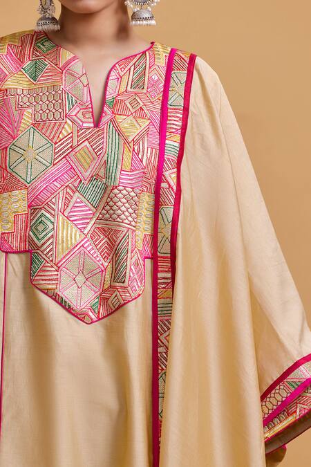Buy_Gulabo By Abu Sandeep_Beige Chanderi Embroidery V-neck Kurta Pant Set 