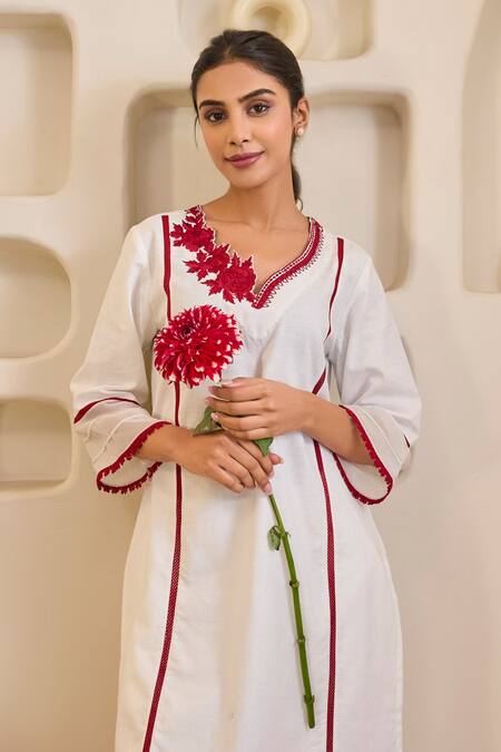 Shop Nero India White Handloom Cotton Embroidery V-neck Red Rose Khaadi Kurta Set Online at Aza Fashions Shop_Nero India_White Handloom Cotton Embroidery V-neck Red Rose Khaadi Kurta Set _Online_at_Aza_Fashions