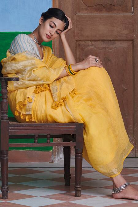 Buy_Dressfolk_Yellow Linen V-neck Handloom Saree Set