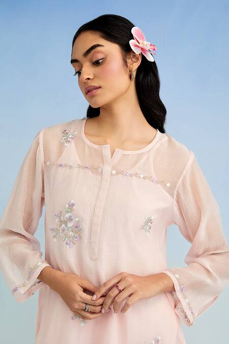 Anantaa By Roohi_Pink Chanderi Embroidery Round Neck Kurta Pant Set _at_Aza_Fashions