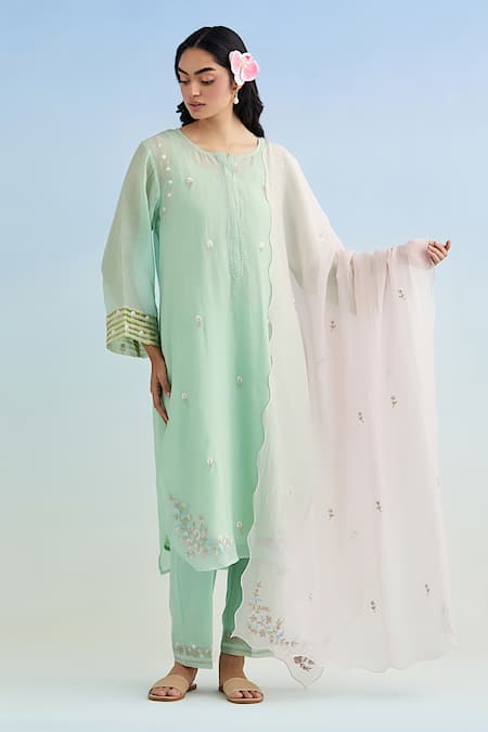 Anantaa By Roohi_Green Chanderi Embroidery Round Neck Kurta Pant Set With Pink Dupatta _Online_at_Aza_Fashions