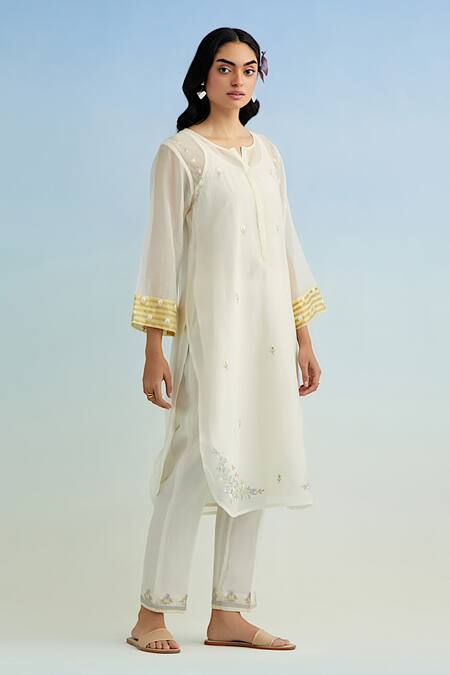 Anantaa By Roohi_Ivory Chanderi Embroidery Round Neck Kurta Set With Lilac Dupatta _Online_at_Aza_Fashions