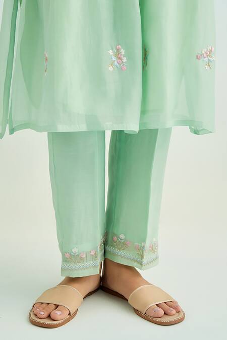 Anantaa By Roohi_Green Chanderi Embroidery Mandarin Collar Kurta Set With Pink Dupatta _at_Aza_Fashions