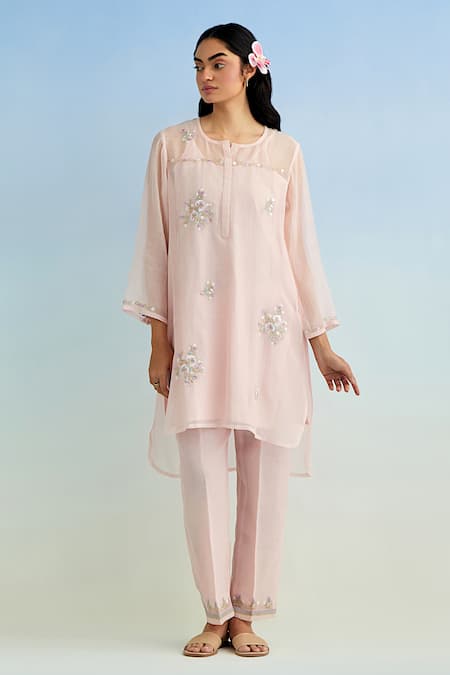 Anantaa By Roohi_Pink Chanderi Embroidery Round Neck Mul Kurta Set _Online_at_Aza_Fashions