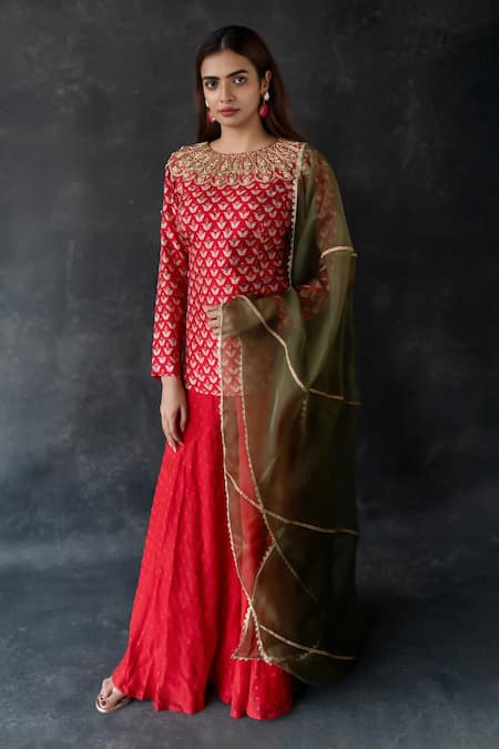 Shachi Sood Gulaab Hand Embroidered Kurta Set 