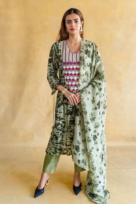 Shachi Sood_Green Silk Embroidery V-neck Amber Raas Kurta Set _Online_at_Aza_Fashions