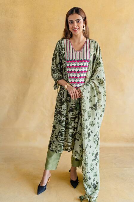 Buy_Shachi Sood_Green Silk Embroidery V-neck Amber Raas Kurta Set _Online_at_Aza_Fashions