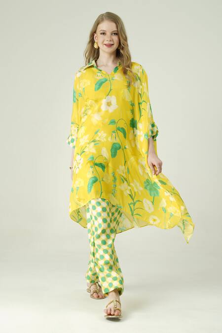 Surabhi Arya_Yellow Muslin Split V-neck Floral Kaftan Set _Online_at_Aza_Fashions