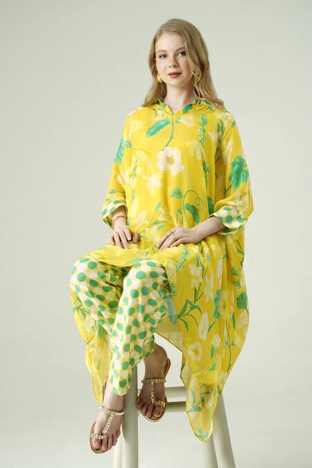 Surabhi Arya_Yellow Muslin Split V-neck Floral Kaftan Set _at_Aza_Fashions