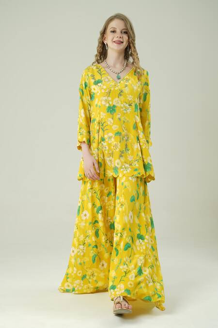 Surabhi Arya_Yellow Crepe Embroidery V-neck Floral Hand Kurta Set _Online_at_Aza_Fashions