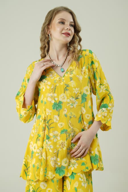 Buy_Surabhi Arya_Yellow Crepe Embroidery V-neck Floral Hand Kurta Set _Online_at_Aza_Fashions