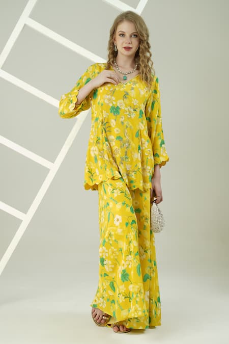 Surabhi Arya_Yellow Crepe Embroidery V-neck Floral Hand Kurta Set _at_Aza_Fashions