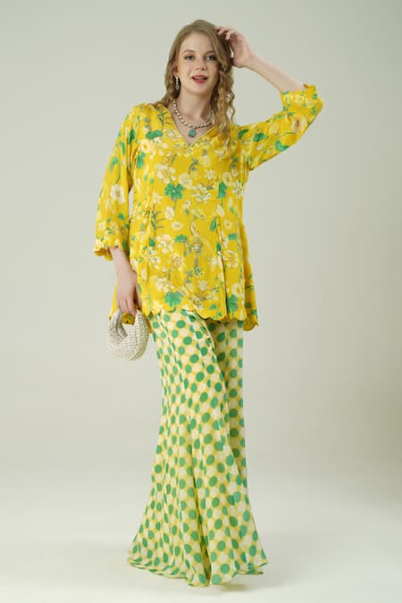Surabhi Arya_Yellow Crepe Embroidery V-neck Floral Hand Kurta And Sharara Set _Online_at_Aza_Fashions