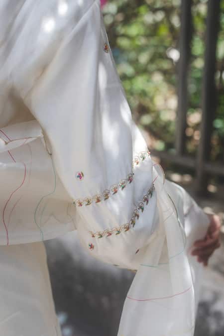Label Earthen_Ivory Chanderi Silk, Organza Embroidery Split V-neck Malai Gully Kurta Set _Online_at_Aza_Fashions
