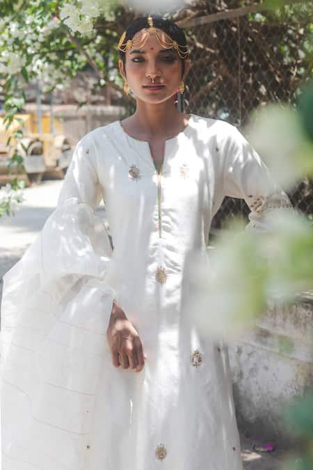 Buy_Label Earthen_Ivory Chanderi Silk, Organza Embroidery Split V-neck Malai Gully Kurta Set _Online_at_Aza_Fashions