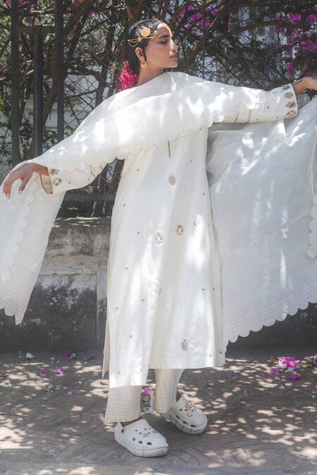 Buy_Label Earthen_Ivory Chanderi Silk, Organza Embroidery Split V-neck Malai Gully Kurta Set 