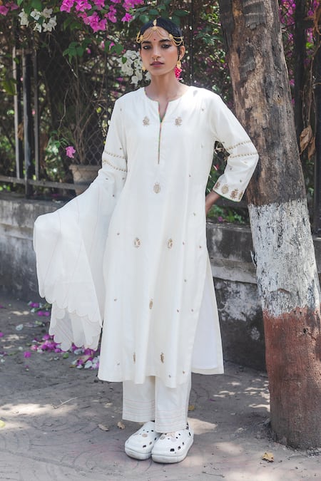 Shop_Label Earthen_Ivory Chanderi Silk, Organza Embroidery Split V-neck Malai Gully Kurta Set 