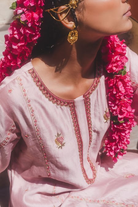 Label Earthen_Blush Chinon, Organza Embroidery Round Neck Gulab Gully Kurta Set _Online_at_Aza_Fashions