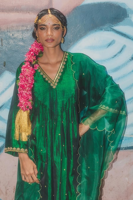 Label Earthen_Emerald Green Silk, Organza Embroidery V-neck Jhilmil Juhu Kurta Set _Online_at_Aza_Fashions