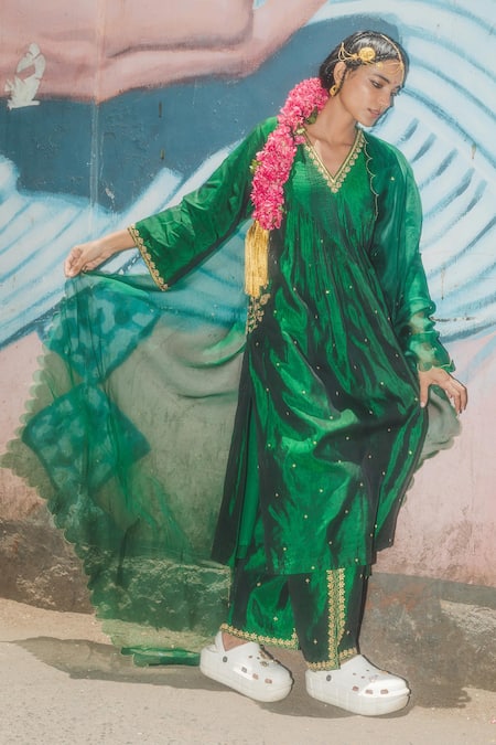 Buy_Label Earthen_Emerald Green Silk, Organza Embroidery V-neck Jhilmil Juhu Kurta Set _Online_at_Aza_Fashions