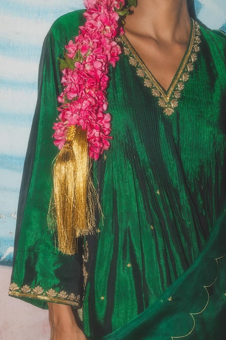 Buy_Label Earthen_Emerald Green Silk, Organza Embroidery V-neck Jhilmil Juhu Kurta Set 