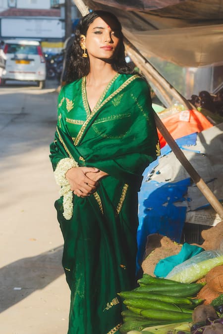 Buy_Label Earthen_Emerald Green Organza, Silk Embroidery V-neck Sari And Blouse 