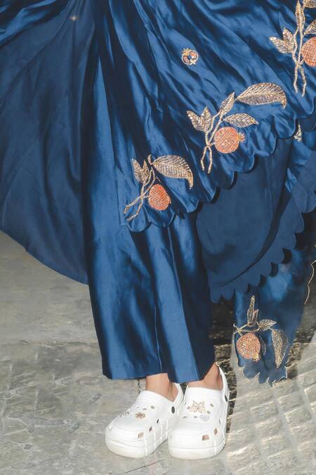 Label Earthen_Navy Chanderi Silk, Organza Embroidery V-neck Blue Kurta Set _Online_at_Aza_Fashions