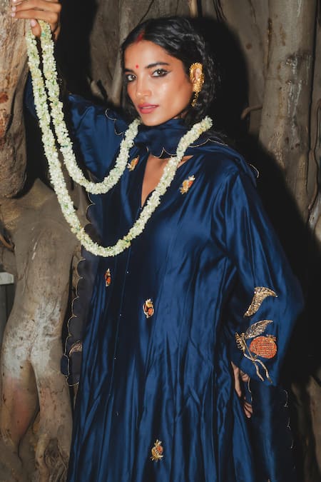 Buy_Label Earthen_Navy Chanderi Silk, Organza Embroidery V-neck Blue Kurta Set _Online_at_Aza_Fashions