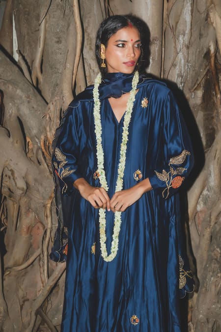 Label Earthen_Navy Chanderi Silk, Organza Embroidery V-neck Blue Kurta Set _at_Aza_Fashions