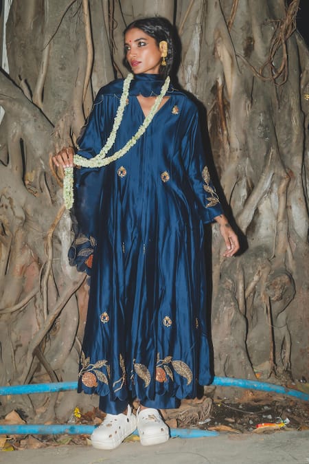 Buy_Label Earthen_Navy Chanderi Silk, Organza Embroidery V-neck Blue Kurta Set 