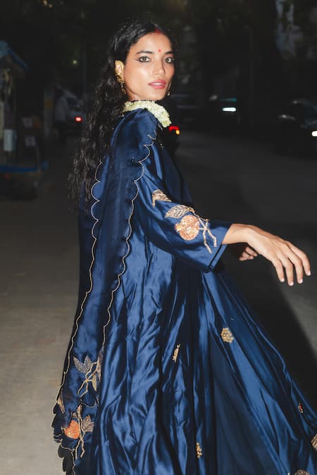 Shop_Label Earthen_Navy Chanderi Silk, Organza Embroidery V-neck Blue Kurta Set 