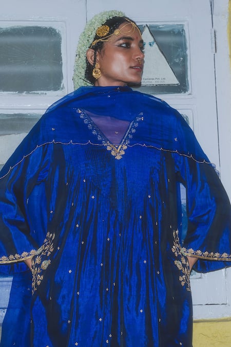 Label Earthen_Blue Silk, Organza Embroidery V-neck Electric Raat Ki Raani Kurta Set _at_Aza_Fashions