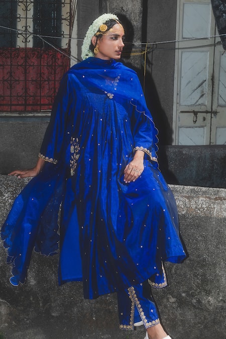 Buy_Label Earthen_Blue Silk, Organza Embroidery V-neck Electric Raat Ki Raani Kurta Set 