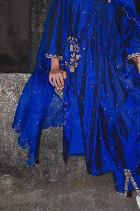 Shop_Label Earthen_Blue Silk, Organza Embroidery V-neck Electric Raat Ki Raani Kurta Set 