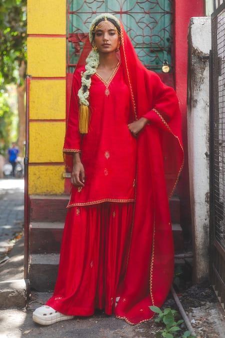 Buy_Label Earthen_Red Chanderi , Organza, Embroidery V-neck Sindoori Mirchi Sharara Set 