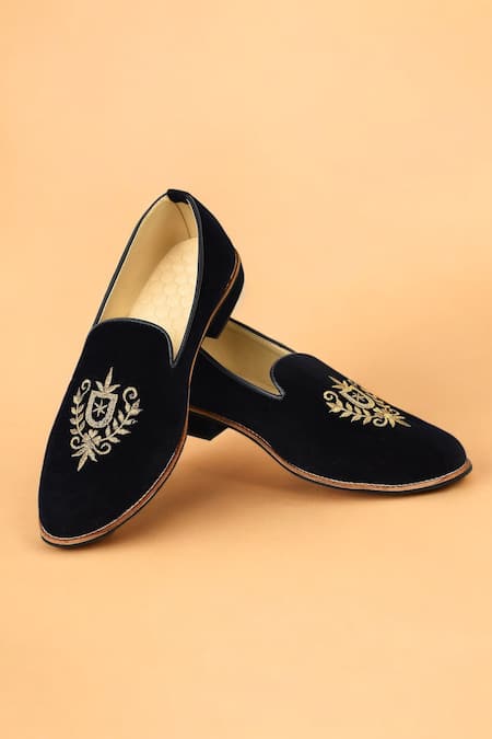 Arihant Rai Sinha Black Embroidered Mojaris 